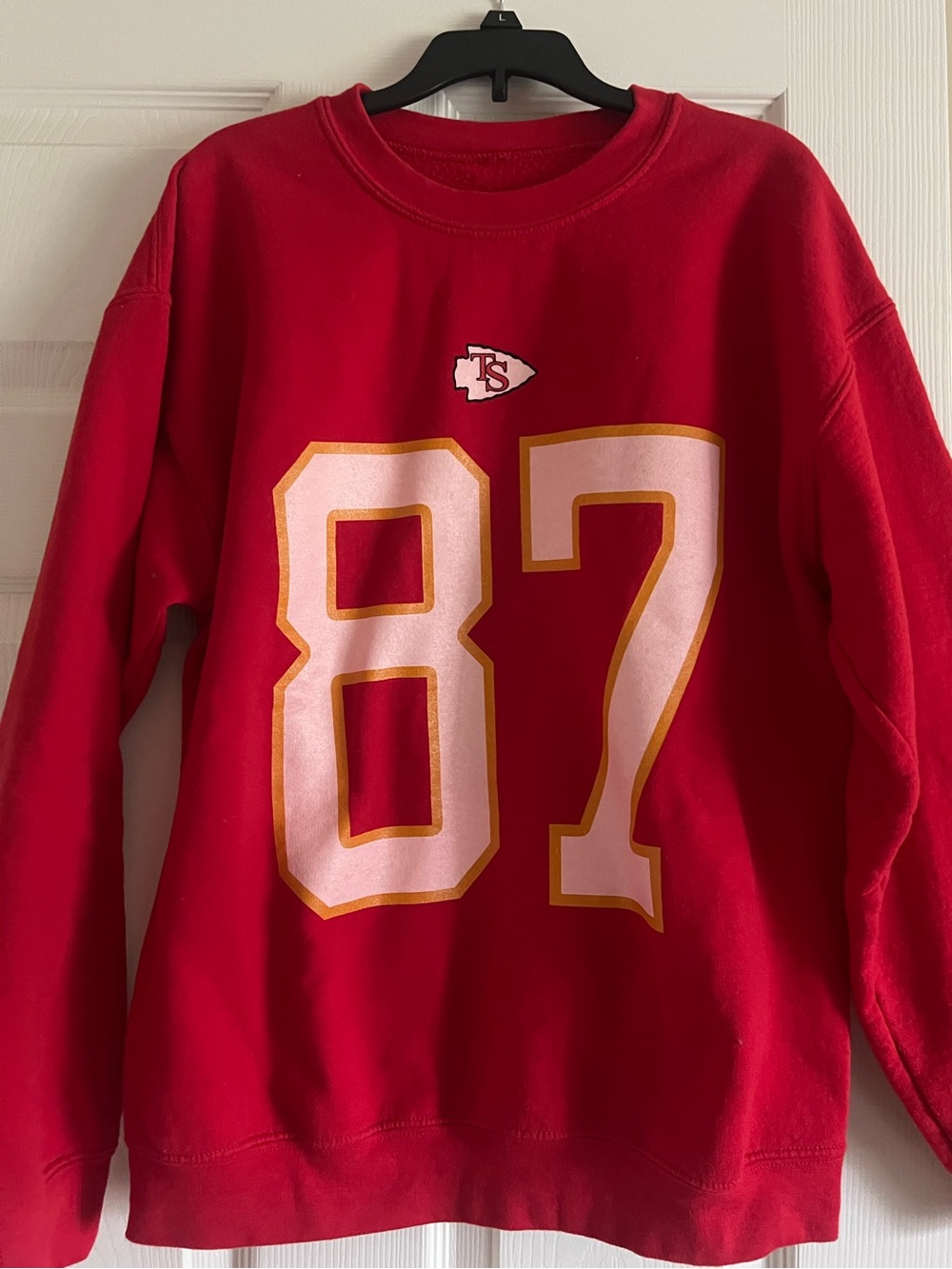 Taylor Swift/Kelce Chiefs sweatshirt.